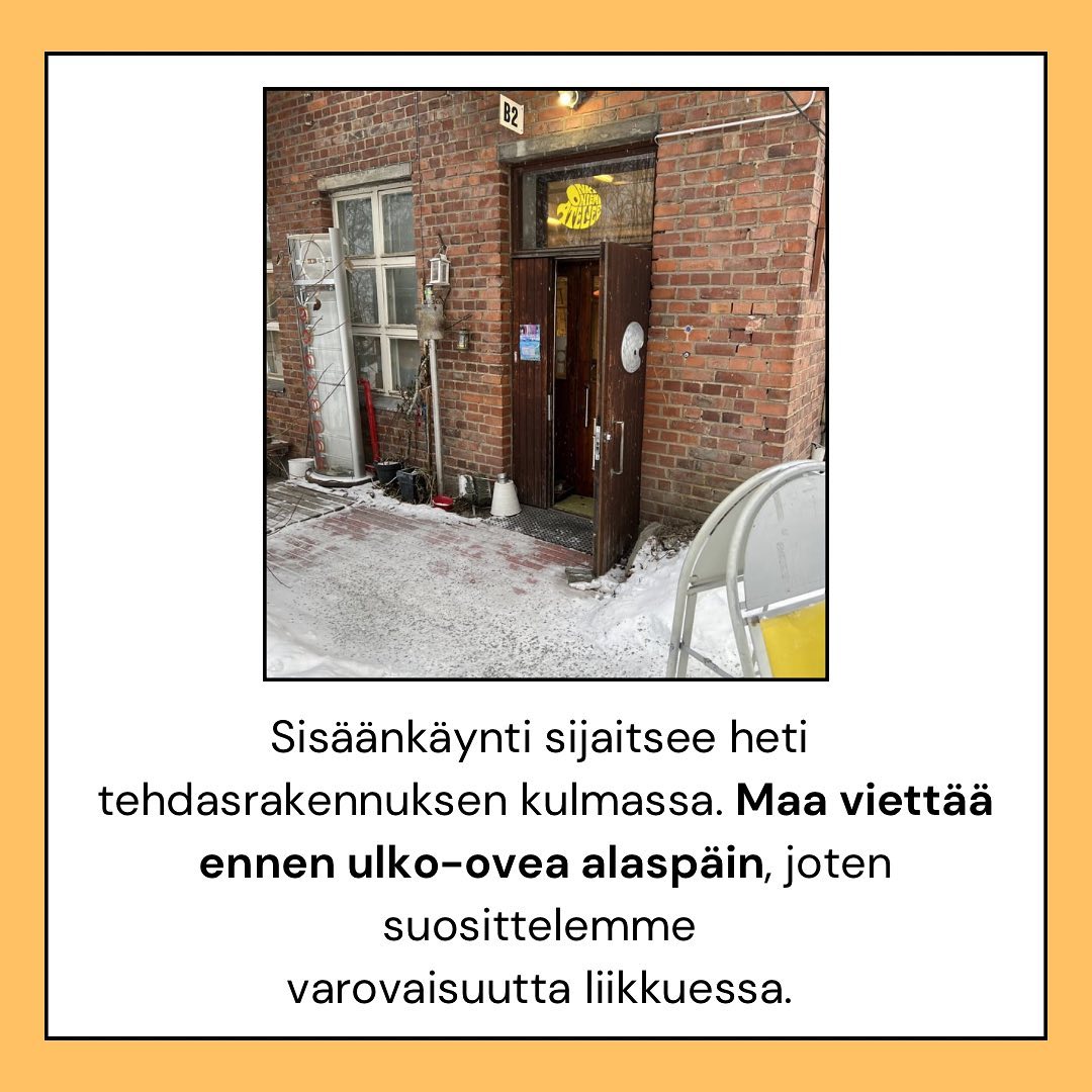 Sisäänkäynti sijaitsee heti tehdasrakennuksen kulmassa. Maa viettää ennen ulko-ovea alaspäin, joten suosittelemme varovaisuutta liikkuessa.
