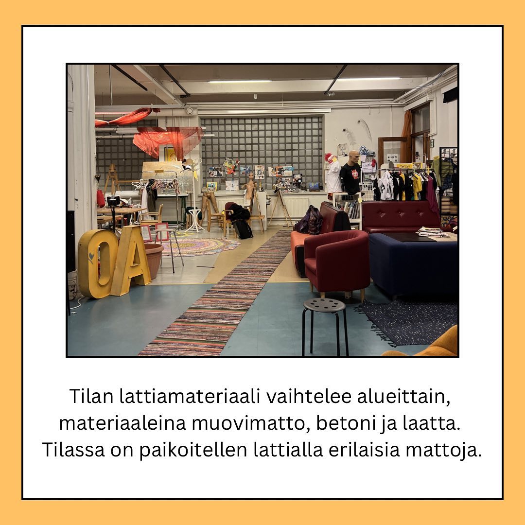Tilan lattiamateriaali vaihtelee alueittain, materiaaleina muovimatto, betoni ja laatta. Tilassa on paikoitellen lattialla erilaisia mattoja.